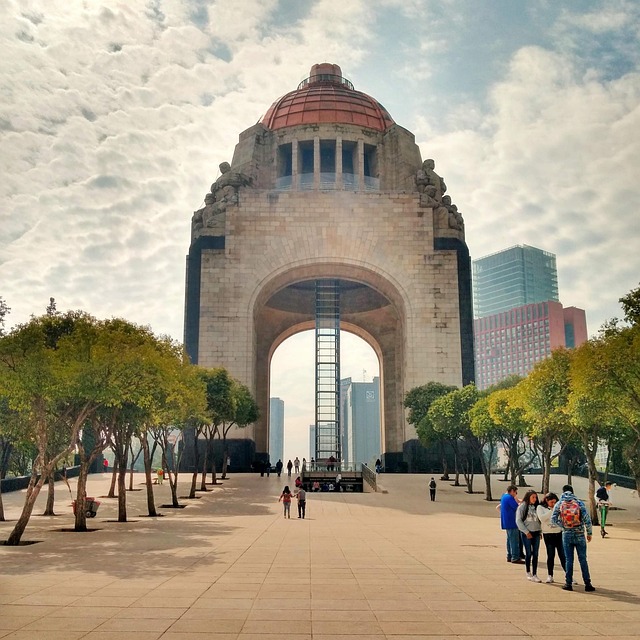 México en 10 objetos: cabezas de piedra, dólares de plata y tacos
